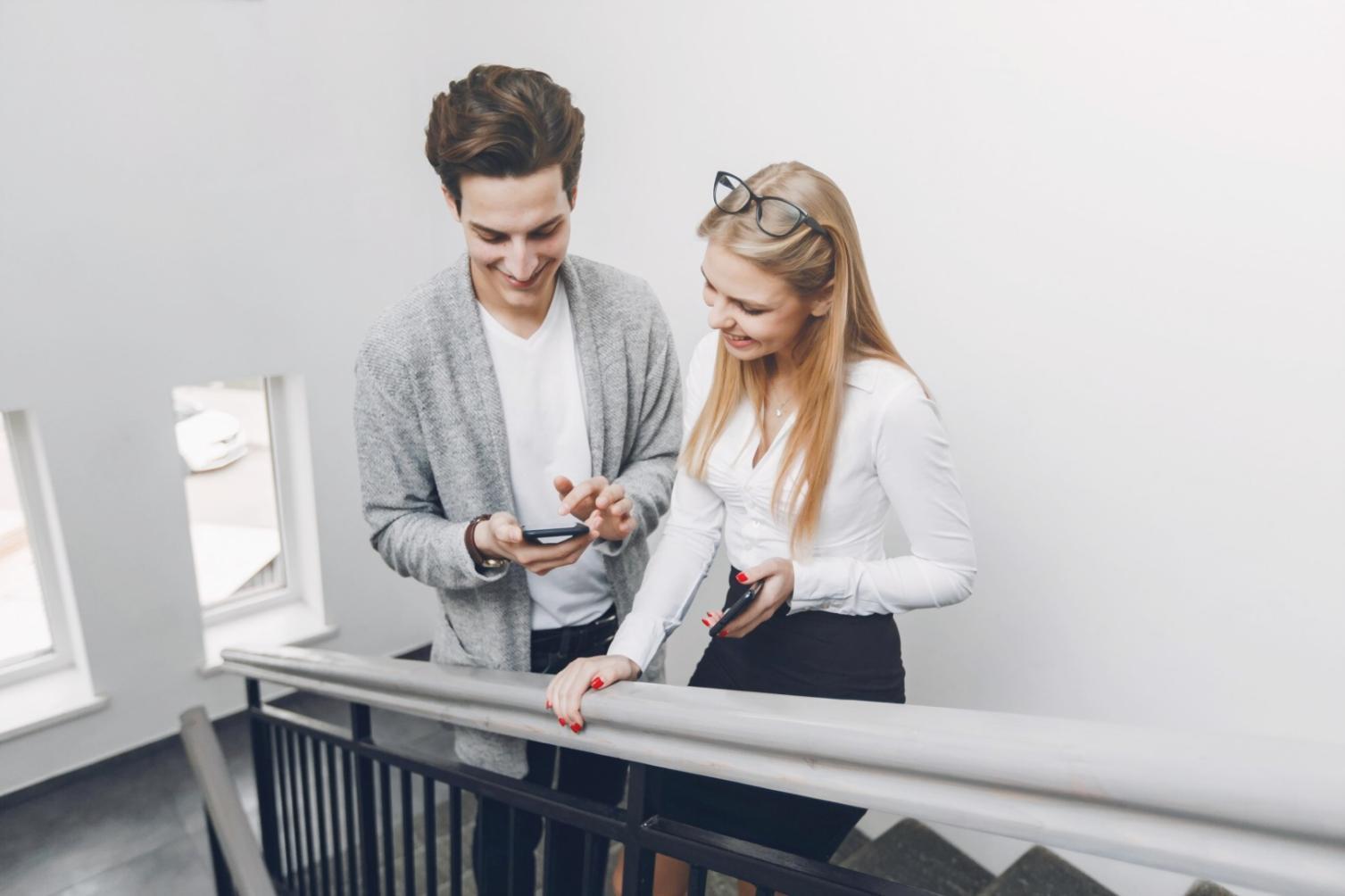 Équipe de quasilent travaillant sur des stratégies budgétaires personnalisées